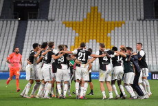 I giocatori della Juventus festeggiano il nono scudetto consecutivo dopo la vittoria sulla Sampdoria per 2-0