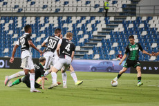 Sassuolo-Juventus 1-2: 29' pt, la deviazione di Alex Sandro favorisce Caputo che serve Djuricic: pallone vincente all'incrocio.