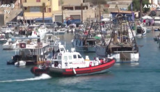 Imbarcazione della Guardia Costiera in arrivo nel porto di Lampedusa.