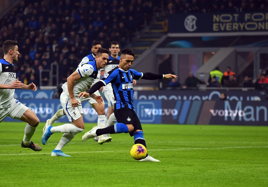 L'interista Lauretano Martinez segna il gol della vittoria contro l' Atalanta nella partita di gennaio scorso.