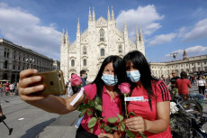 Un selfie in piazza Duomo durante la fase 2 dell'emergenza Coronavirus a Milano