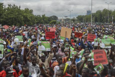 Manifestanti oppositori protestano in Bamako per denunciare la "frode" elettorale durante i comizi del 2018 in Mali che diedero la vittoria al presidente Keita.