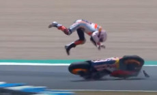 Il fermo immagine preso da un video postato su Youtube mostra la brutta caduta di Marc Marquez mentre era in rimonta sulle prime posizioni nel Gp di Spagna a Jerez