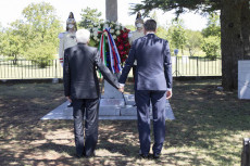 Il Presidente della Repubblica Sergio Mattarella e il Presidente della Repubblica di Slovenia, S.E. il Signor Borut Pahor, sono al monumento ai caduti sloveni, dove depongono congiuntamente presso il cippo commemorativo.