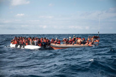 Migranti su un gommone al largo della Libia