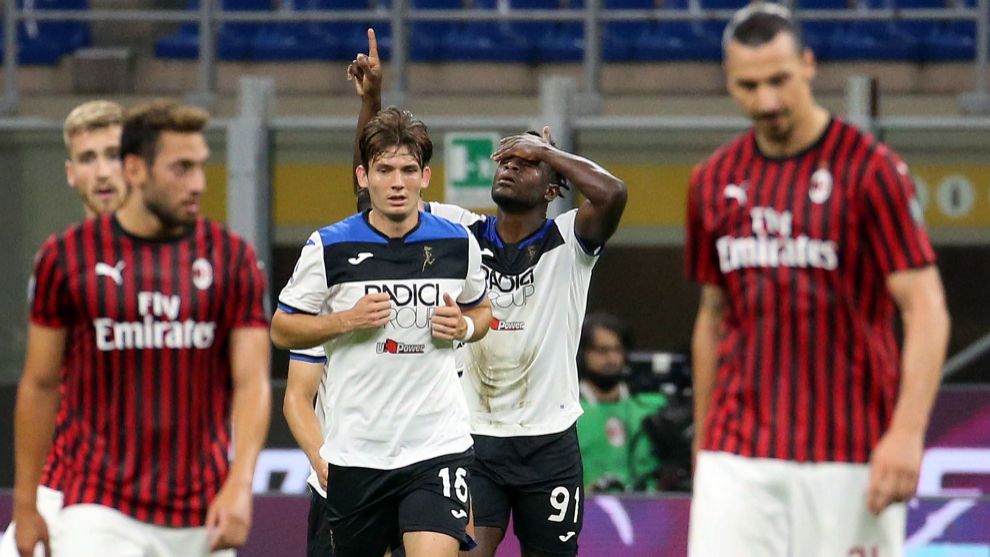 Duvan Zapata alza l'indice al cielo dopo aver segnato il gol del pareggio contro il Milan 1-1.