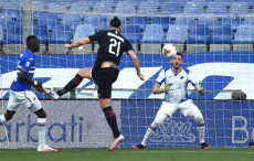Zlatan Ibrahimovic (C) segna la rete dell' 1-0 contra la Sampdoria.