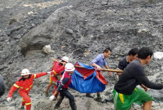 Soccorritori portano il corpo di una victima nella mineira di Gyada in Myanmar.
