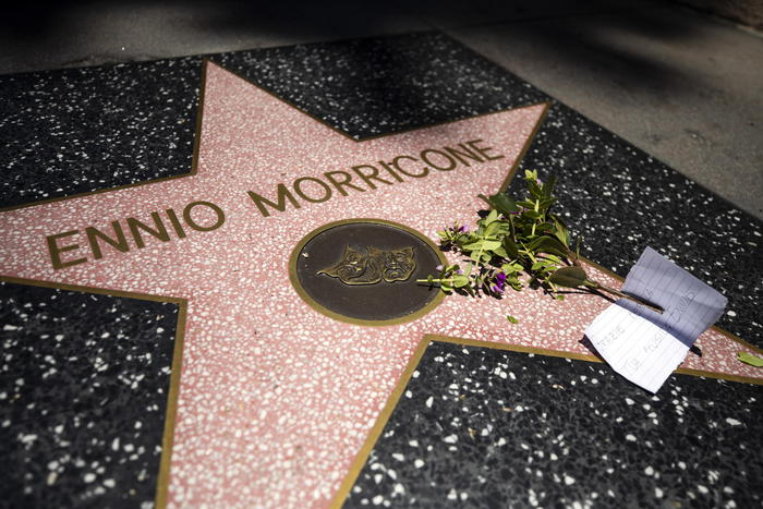 La stella di Ennio Morricone sulla Walk of Fame di Hollywood con un mazzo di fiori e una nota 'Grazie Per La Tua Musica Ennio' (Thank you for all the music Ennio)