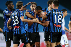 Luis Muriel (C) congratulato dai compagni dopo il gol segnato alla Sampdoria.