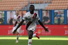 Il giocatore gambiano Musa Jawara esulta dopo aver segnato il gol del parreggio contra l'Inter.