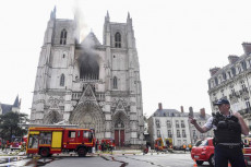 Pompieri francesi nella piazza antistante la Cattedrale di Nantes dopo aver sedato l'incendio.