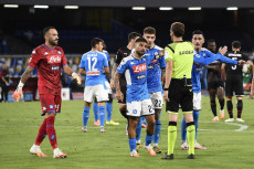 Lorenzo Insigne protesta una decisione dell'arbitro Federico La Penna durante la partita Napoli - Milan finita 2-2..