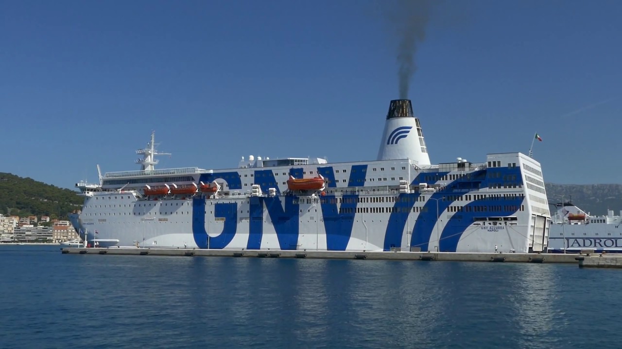 Una nave della società Grandi navi veloci con mille posti per ospitare la quarantena dei migranti in Sicilia.