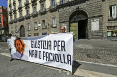 'Giustizia per Mario' si legge sullo striscione esposto di fronte a Palazzo San Giacomo, sede del Municipio di Napoli.
