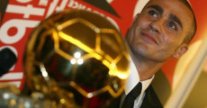 Fabio Cannavaro posa per una foto con il " Pallone d'Oro", in una immagine del 27 novembre 2006