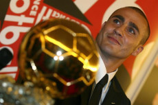 Fabio Cannavaro posa per una foto con il " Pallone d'Oro", in una immagine del 27 novembre 2006