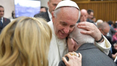 Uno dei tanti incontri di Papa Francesco con gli anziani
