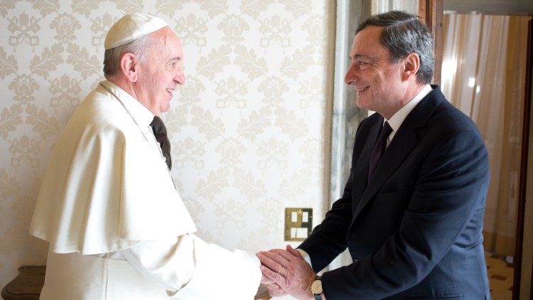 Papa Francesco e Mario Draghi in una foto d'archivio.