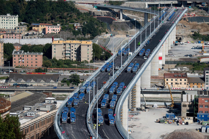 Una panoramica del nuovo ponte di Genova durante i collaudi