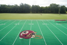 Il logo del Washington Redskins nel campo di football americano del Redskins Park, in Ashburn, Virginia.