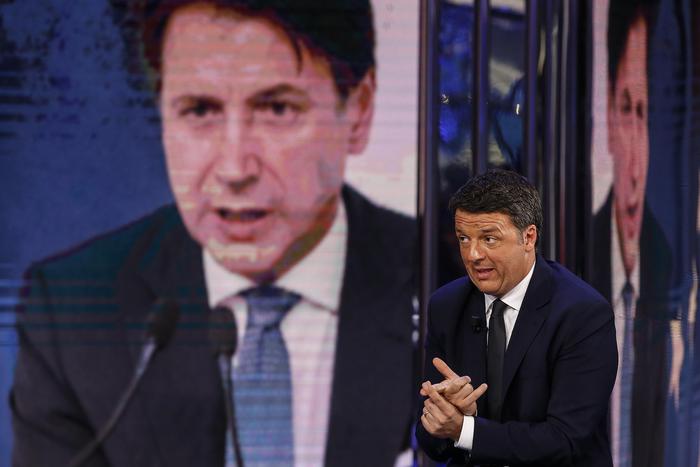 Matteo Renzi, durante una trsmissione di Porta a Porta, sullo sfondo il premier Giuseppe Conte.