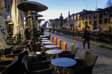 Effetto Covid: bar e ristoranti vuoti sulle sponde del Naviglio a Milano