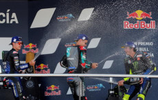Fabio Quartararo (C) e Valentino Rossi (D), ambi della, Petronas Yamaha, si gettano champagne sul podio del circuito di Jerez de la Frontera. Spagna. (Ansa)