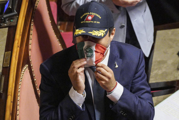 Il leader della Lega, Matteo Salvini con un cappellino della Guardia Costiera nell'aula del Senato prima del voto sull'autorizzazione a procedere per la vicenda Open Arms