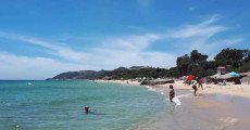 Una spiaggia semivuota in Sardegna.