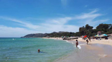 Una spiaggia semivuota in Sardegna.
