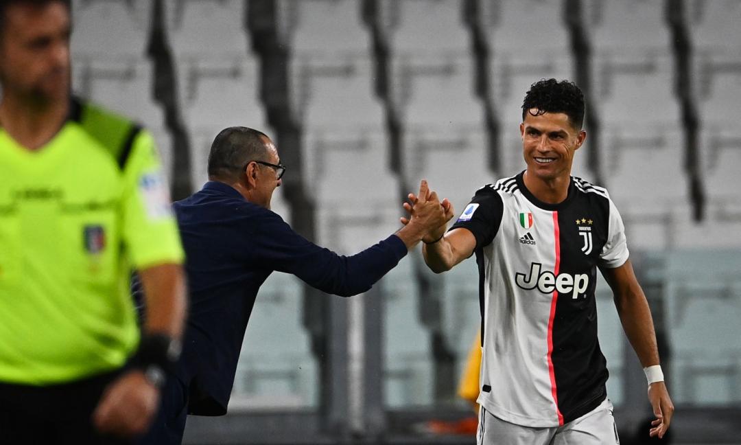 Sarri e Ronaldo si scambiano un saluto.