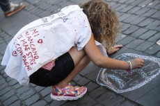 La manifestazione del movimento 'Priorità alla scuola' in Piazza San Silvestro, Roma