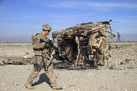 Soldati americani ispezionano la scena di un attacco-suicida con bomba destinato a un convoy militare Usa in Bahsood distretto di Nangarhar provincia di, Afghanistan.