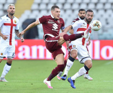 Andrea Belotti e Davide Biraschi in azione nella partita vinta dal Torino 3-0 sul Genoa.