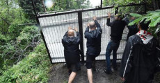 E' arrivato a circa 150 metri dal cantiere della Torino-Lione il corteo No Tav è sfilato per la Val Clarea fino a Chiomonte. I partecipanti, hanno abbattuto una recinzione