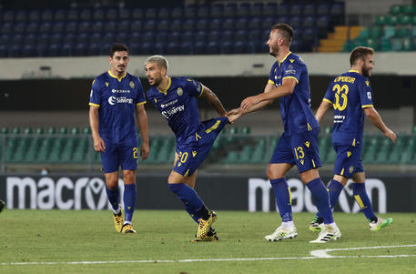 Mattia Zaccagni (C) esulta dopo il gol del 2-1 segnato al Parma.