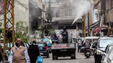 Agenti sanitari disinfettano le strade di Beirut.
