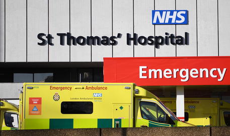 L'ospedale St Thomas in Londra, con l'emblema del servizio di sanitá pubblica Nhs sulla facciata.