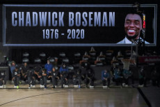 Milwaukee Bucks e Orlando Magic un minuto di silenzio e ginocchio a terra in onore di Chadwick Boseman