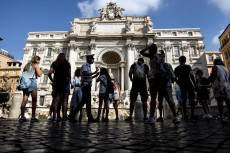 La polizia di Roma Capitale controlla il distanziamento sociale tra i turisti a Fontana di Trevi per il Ferragosto durante la Fase 3 dell'emergenza per il Covid-19 Coronavirus,