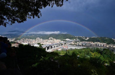 Arcobaleno sul nuovo Ponte San Giorgio di Genova durante l'inaugurazione