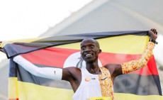 L'ugandese Joshua Cheptegei esulta dopo aver vinto nella corsa di 10K a Valencia, Spagna, nel dicembre 2019.