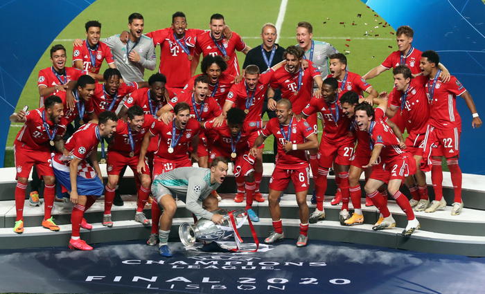 I giocatori del Bayern festeggiano la UEFA Champions League dopo la vittoria sul Psg