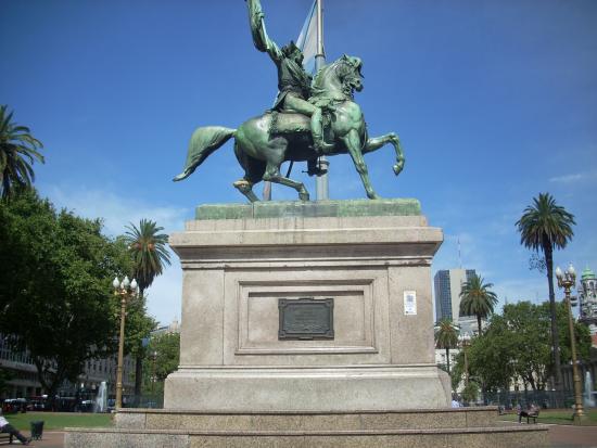 Monumento equestre al Generale Manuel Belgrano nellaq Plaza de Mayo, di fornte alla Casa Rosada presidenziale.