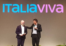 Matteo Renzi e Stefano Bonaccini sul palco in una convention di Italia Viva.
