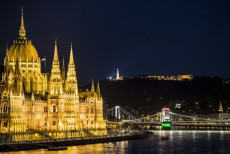 Il Ponte delle Catene illuminato a Budapest.