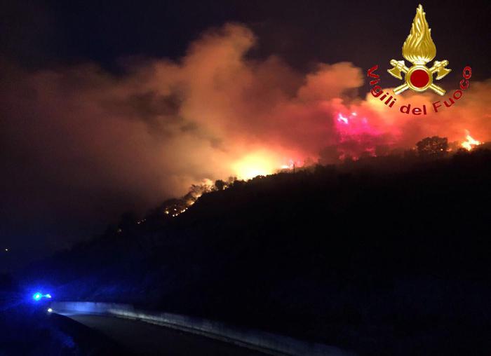 Vigili del fuoco impegnati a domare un incendio divampato dalla frazione di Berruiles, vicino a Budoni