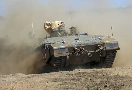Un carro armato israeliano al confine Israele-Siria nelle Alture del Golan.