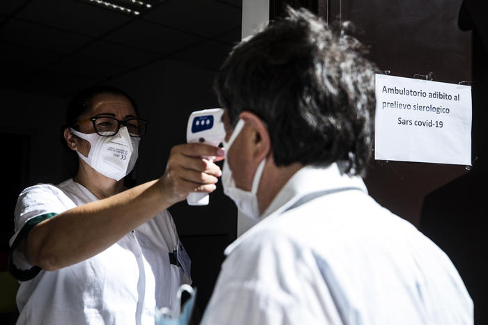 Personale sanitario misura la febbre nell'operazione anti-Covid alla Asl di Roma..